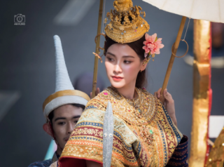 Nữ thần Songkran từng thích nuôi gián đi diễu hành được triệu người vây quanh, không hở hang vẫn đẹp vô đối