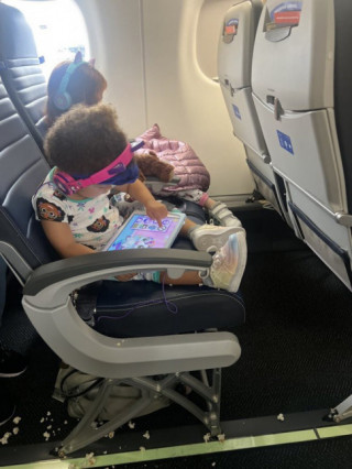 Nữ tiếp viên hàng không bắt một gia đình tự nhặt bỏng ngô làm rơi trên máy bay, ông bố quay clip đăng lên mạng tổ