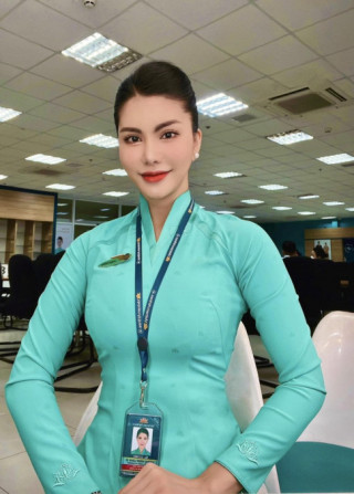 Nữ tiếp viên hàng không trên máy bay nền nã chuyên nghiệp, rời cabin là Hoa hậu bốc lửa, làm mẹ đơn thân