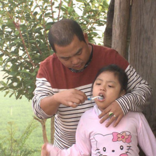 Sao Việt cho con giảm cân khắc nghiệt: Con gái Thúy Hạnh 2 tháng chỉ ức gà rau luộc, con gái Hiền Thục bật khóc khi ăn