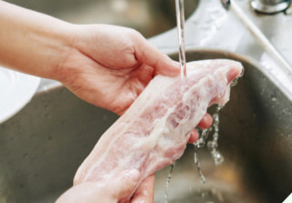 Thịt lợn rửa nước lã “bẩn càng thêm bẩn”, đem ngâm trong thứ này thịt vừa mềm ngon lại khử hết tanh hôi