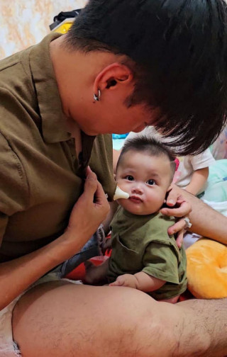 Thu nhập 3 tỷ/tháng, Lê Dương Bảo Lâm về nhà khoét rách áo cho con trai bú sữa như mẹ hiền