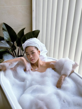 Tung ảnh tắm bồn, Nguyễn Trần Khánh Vân khoe chiếc áo tàng hình “nửa kín nửa hở” hút