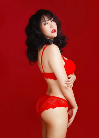 Từng bị soi body phát tướng, Phi Thanh Vân giờ đã tự tin diện bikini khoe ngực nở mông cong