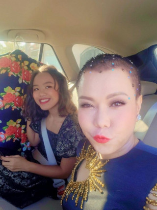 Việt Hương hiếm hoi lộ ảnh đầu trọc bên con gái 14 tuổi, bé cao lớn hơn mẹ, giống 2 chị em