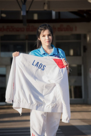Không hàng hiệu chỉ mê mặc “áo số”, nữ đại gia bóng đá Lào lâu lâu hở hang làm nghẽn sóng mạng