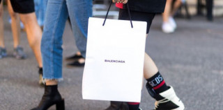 Balenciaga lại khiến dân tình ngã ngửa khi rao bán túi đựng đồ giá 25 triệu đồng