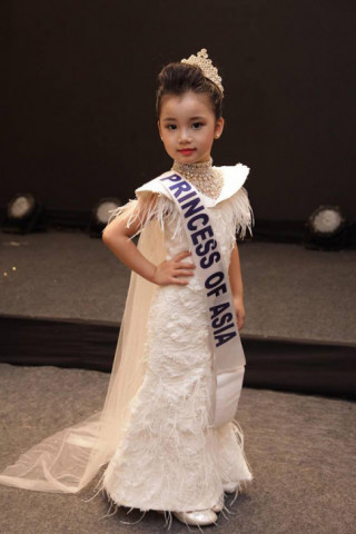 Bé gái Việt 5 tuổi vượt 5000km đến Ấn Độ nhận danh hiệu “Công chúa châu Á”