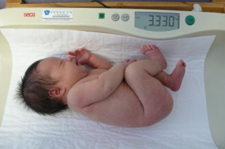 Cân nặng trẻ sơ sinh bao nhiêu là chuẩn nhất?