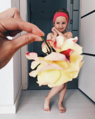 Cô bé 3 tuổi bỗng nổi khắp thế giới nhờ những chiếc váy có sẵn trong vườn, trong bếp