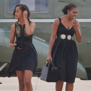 Con gái cựu TT Obama ngày càng thích mặc giống mẹ