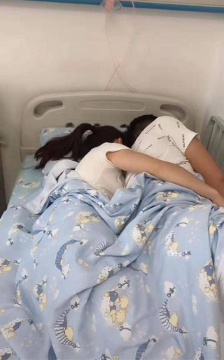 Đi chăm con ốm ở viện, bố mẹ thản nhiên nằm ôm nhau trên giường, nhìn cảnh tượng của đứa trẻ mà phát khóc