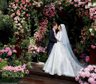 Hé lộ váy cưới đẹp nghẹt thở của Miranda trong lễ kết hôn với tỷ phú trẻ nhất thế giới
