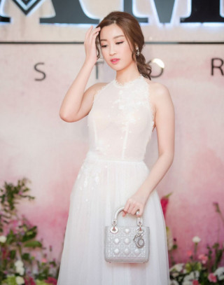 Hoa hậu Mỹ Linh khiến fan thấp thỏm vì mặc đầm mỏng như sương lấp ló nội y