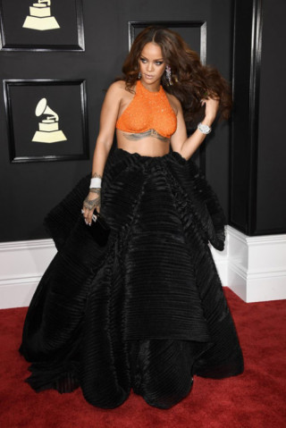 Lady Gaga vòng 1 xập xệ vẫn khoe nhiệt tình tại thảm đỏ Grammy