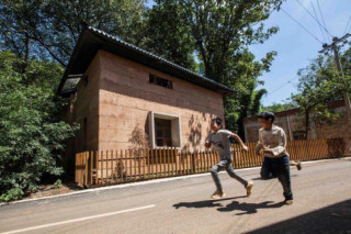Ngôi nhà đắp đất ở Trung Quốc có gì mà giành giải Công trình của năm?