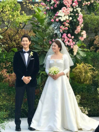 4 năm sau ly hôn, Song Hye Kyo ngày càng nhuận sắc, đứng cạnh trai trẻ khoe eo siêu thực