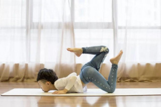 Bé trai 7 tuổi “gây sốt” khi kiếm được 350 triệu đồng nhờ dạy yoga