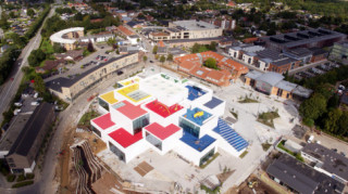 Choáng ngợp tòa nhà được làm từ 25 triệu mảnh ghép LEGO