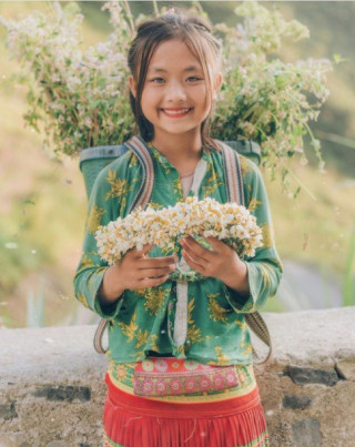 Cô bé bán rong Hà Giang đổi đời sau 1 bức ảnh, mặc đồ hiệu, đi du lịch sang chảnh