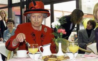 Nữ hoàng Elizabeth lần đầu hé lộ chế độ ăn kiêng xuyên suốt 90 năm cuộc đời!