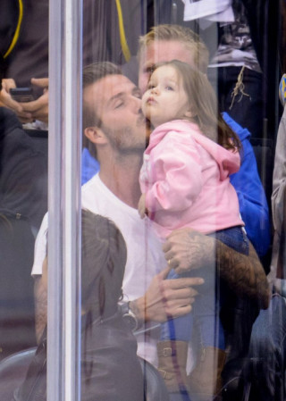 Thường xuyên bị chỉ trích vì vẫn tiếp tục hôn chạm môi con gái Harper 11 tuổi, David Beckham đáp trả ai cũng câm nín