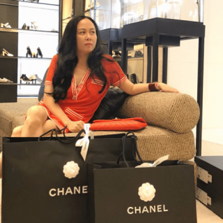 Chiến tích mua sắm của Phượng Chanel: váy áo vài trăm triệu, đến kẹp tóc bé xíu cũng 20 “củ”