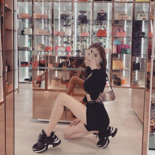 Chụp hình với tủ đồ hiệu đầy ắp sau lưng, Ngọc Trinh làm fans lầm tưởng đang đi shopping