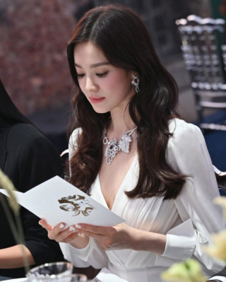 Đến Song Hye Kyo cũng mắc lỗi cơ bản với áo sơ mi, sơ hở là nội y “biểu tình”