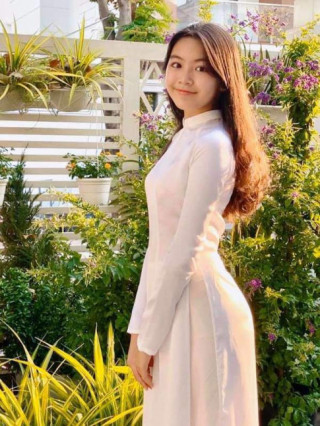 Diện áo dài trắng tinh khôi, con gái Quyền Linh được động viên thi Hoa hậu ngay khi đủ tuổi