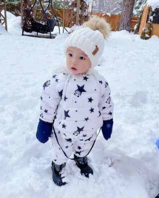 Diện trang phục trượt tuyết, con trai Phạm Hương mới hơn 1 tuổi mà trông đầy chững chạc