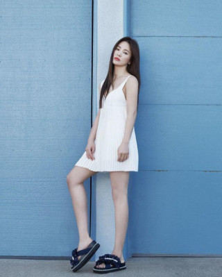Diện váy ngắn tối giản với dép lê, Song Hye Kyo vẫn toát lên thần thái ngời ngời