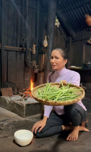 “Hoa hậu nghèo nhất Việt Nam” về nhà làm món ăn dân dã mà lạ với đậu, thốt lên: Cực tốn cơm!
