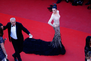 LHP Cannes 2017: Khoảnh khắc “bung lụa” đẹp xuất thần của Lý Nhã Kỳ và sao quốc tế