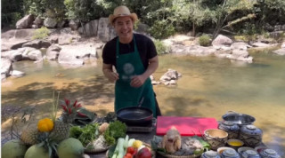 Trai đẹp 50 tuổi của showbiz Việt nấu ăn giữa suối, được đầu bếp chuyên nghiệp khen “Quá đỉnh”