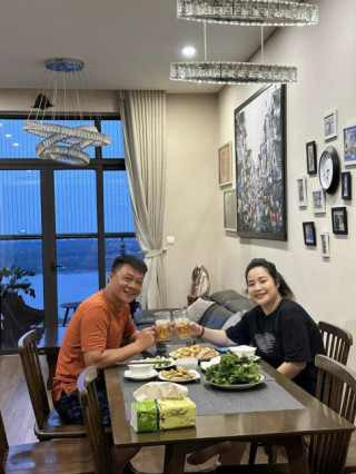 Vắng 4 cậu con trai, BTV Trần Quang Minh và vợ cụng ly với món ăn vừa mát vừa ngon đậm chất Việt Nam
