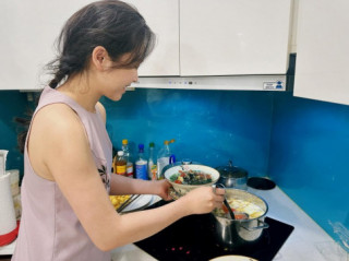 Vợ Á hậu kém 16 tuổi của Shark Hưng mộc mạc vào bếp làm món ăn dân dã, đúng dáng nội trợ