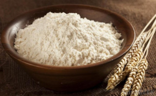 Không phải lo bị kem trộn bào mòn, làn da vẫn có thể sáng lên vài tone với bột gạo