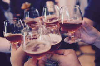 Bữa tiệc cuối năm đã đến rất gần, làm sao để bảo vệ da khỏi tác hại rượu bia?