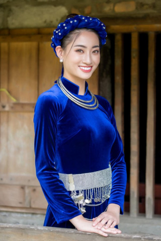 Diện lại áo dài cũ, Hoa hậu Lương Thuỳ Linh vẫn đẹp ngất ngây