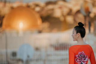 MC Thanh Mai mang áo dài Việt Nam xuất hiện tại Jerusalem