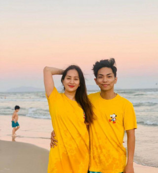 Mới đầu năm, vợ chồng Khánh Thi - Phan Hiển đã diện áo đôi xì tin đi du lịch biển