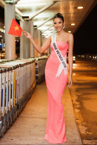 Ngày đầu đến Miss Universe, Hoàng Thuỳ đã trưng trổ cả cây đồ 200 triệu “chặt đẹp” các đối thủ?