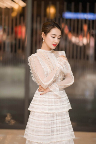 Việt Nam có Nhã Phương thì Hàn Quốc có Song Hye Kyo luôn ghi điểm với đồ trắng