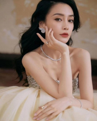 Angelababy tái xuất sau gần 4 tháng “cấm sóng”, thân hình gầy đến mức không giữ nổi váy trên mình