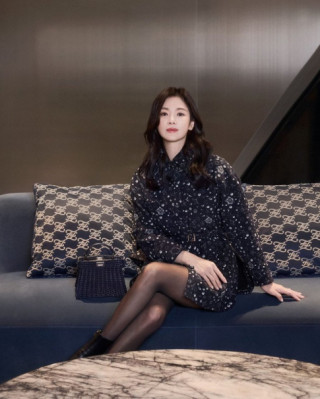 Cao chưa tới 1m6, Hoà Minzy và Song Hye Kyo “đụng” ý tưởng ăn mặc, kéo chân dài miên man