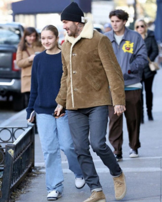 Con gái David Beckham đi với bố ăn diện đúng tuổi, xuất hiện cạnh mẹ “lên đồ” đôi lần gây tranh cãi