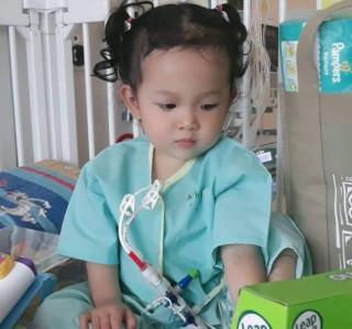 Hình ảnh xinh xắn của bé gái 2 tuổi mắc bệnh nặng, phải ra nước ngoài cầu cứu bác sĩ