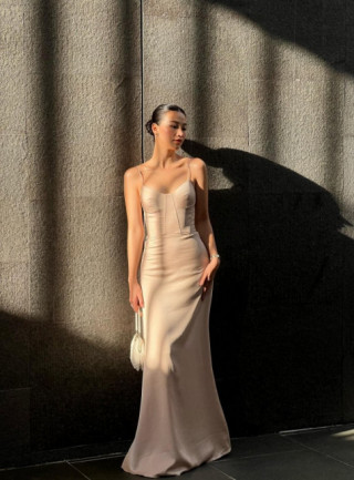 Hoa hậu Bến Tre là bạn thân Hà Tăng đi ăn cưới mặc đơn giản mà sang, đứng cạnh ngọc nữ không bị dìm