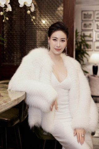 Hoa hậu Hà Kiều Anh phối kiểu áo ngủ với đồ giá rẻ ra phố mà không ai hay biết